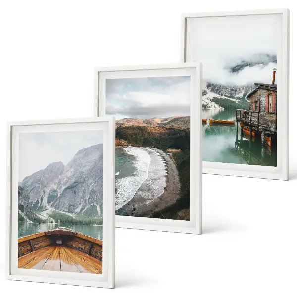 Wanddecoratieset schilderijen met een landschap van bergen, een meer, een boot en een strand