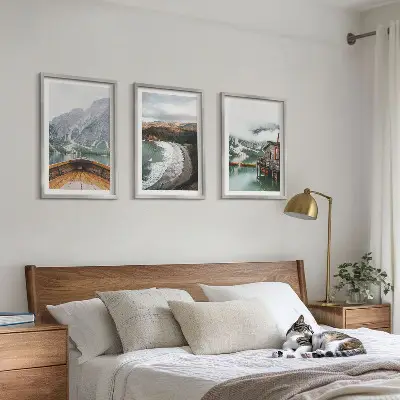 Wanddecoratieset schilderijen met een landschap van bergen, een meer, een boot en een strand