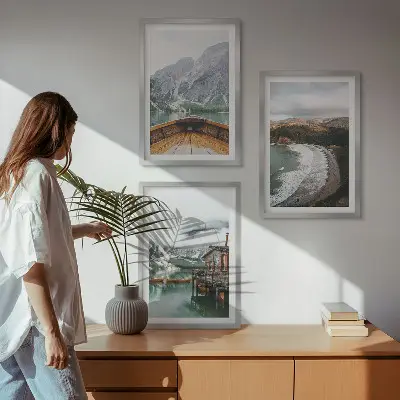 Wanddecoratieset schilderijen met een landschap van bergen, een meer, een boot en een strand