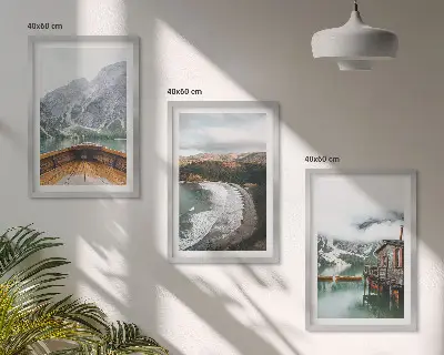 Wanddecoratieset schilderijen met een landschap van bergen, een meer, een boot en een strand
