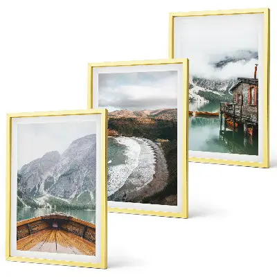 Wanddecoratieset schilderijen met een landschap van bergen, een meer, een boot en een strand