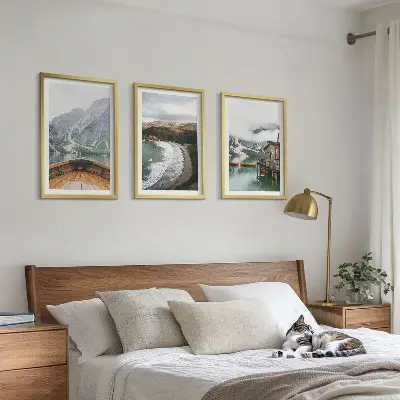 Wanddecoratieset schilderijen met een landschap van bergen, een meer, een boot en een strand