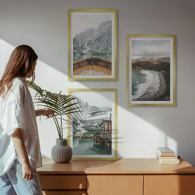 Wanddecoratieset schilderijen met een landschap van bergen, een meer, een boot en een strand