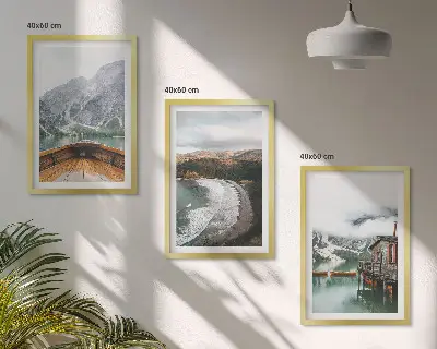 Wanddecoratieset schilderijen met een landschap van bergen, een meer, een boot en een strand