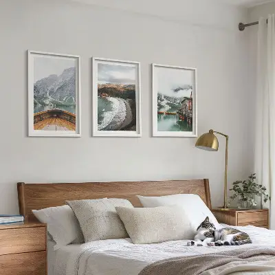 Wanddecoratieset schilderijen met een landschap van bergen, een meer, een boot en een strand