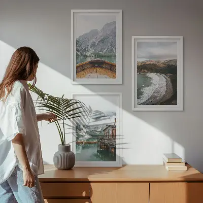 Wanddecoratieset schilderijen met een landschap van bergen, een meer, een boot en een strand