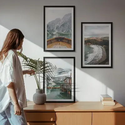 Wanddecoratieset schilderijen met een landschap van bergen, een meer, een boot en een strand