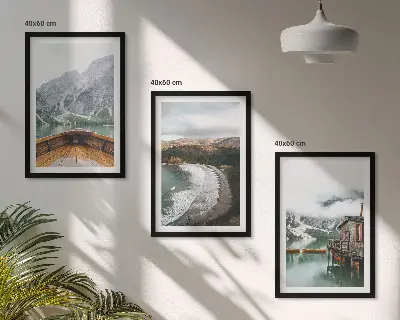 Wanddecoratieset schilderijen met een landschap van bergen, een meer, een boot en een strand