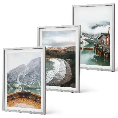 Wanddecoratieset schilderijen met een landschap van bergen, een meer, een boot en een strand