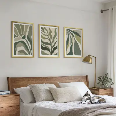Set wanddecoratie met schilderijen met illustraties van geschilderde groene bladeren