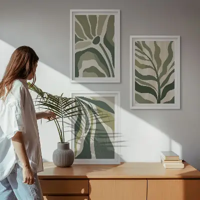 Set wanddecoratie met schilderijen met illustraties van geschilderde groene bladeren