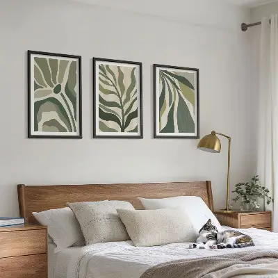 Set wanddecoratie met schilderijen met illustraties van geschilderde groene bladeren