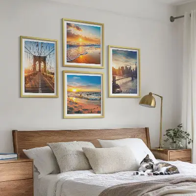 Set van posters met lijst met afbeeldingen van bruggen en zonsondergangen in de stad