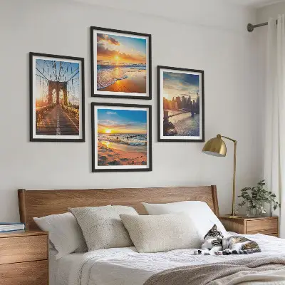 Set van posters met lijst met afbeeldingen van bruggen en zonsondergangen in de stad