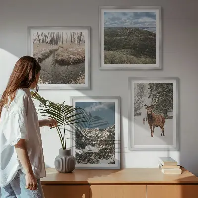Set posters met lijst met berglandschap, sneeuwherten en bos