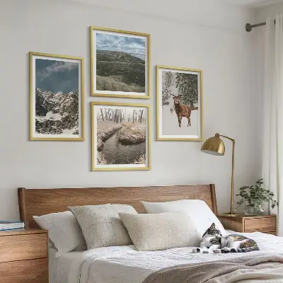Set posters met lijst met berglandschap, sneeuwherten en bos