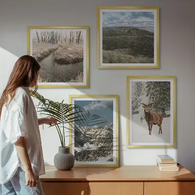 Set posters met lijst met berglandschap, sneeuwherten en bos