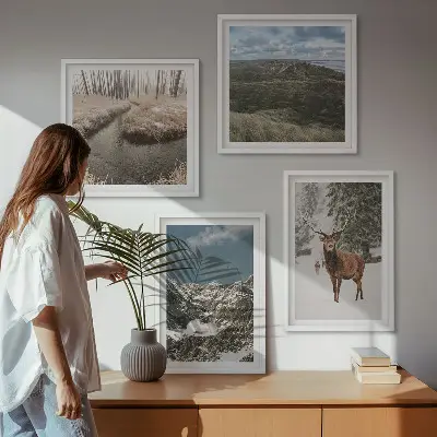 Set posters met lijst met berglandschap, sneeuwherten en bos