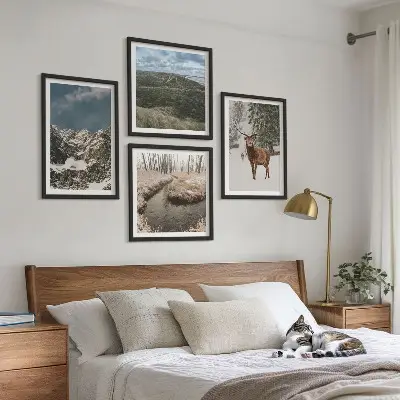 Set posters met lijst met berglandschap, sneeuwherten en bos