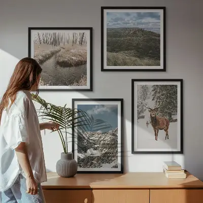 Set posters met lijst met berglandschap, sneeuwherten en bos