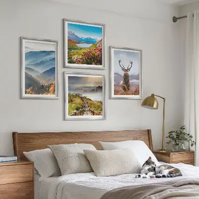 Posterset met lijsten berglandschap met meer en herten