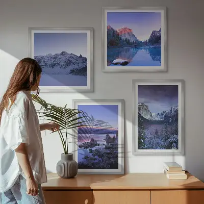 Meerluik in lijst berglandschappen met zonsondergang over water