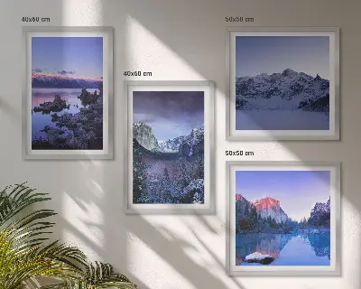 Meerluik in lijst berglandschappen met zonsondergang over water