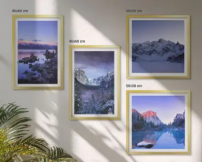 Meerluik in lijst berglandschappen met zonsondergang over water