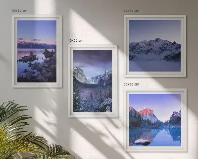 Meerluik in lijst berglandschappen met zonsondergang over water