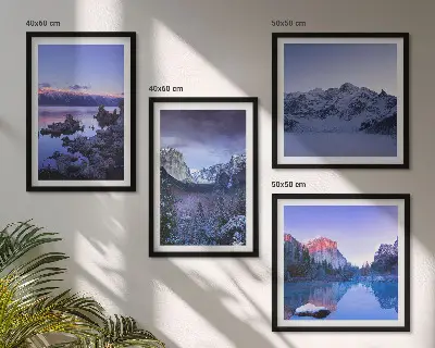 Meerluik in lijst berglandschappen met zonsondergang over water