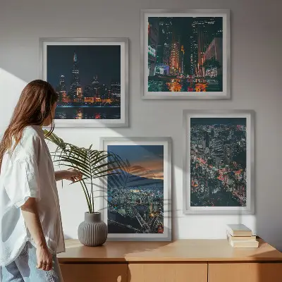 Set van posters met lijst Uitzicht op de stad vanuit de bergen 's nachts