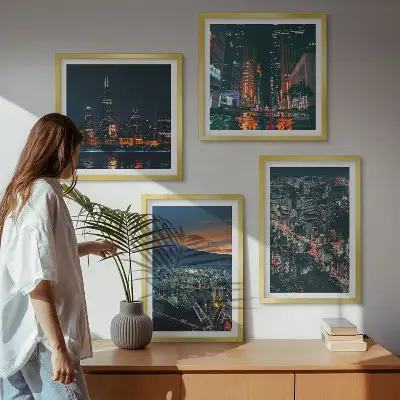 Set van posters met lijst Uitzicht op de stad vanuit de bergen 's nachts