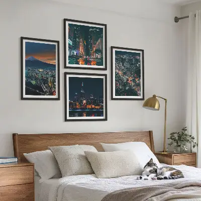 Set van posters met lijst Uitzicht op de stad vanuit de bergen 's nachts