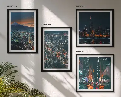 Set van posters met lijst Uitzicht op de stad vanuit de bergen 's nachts