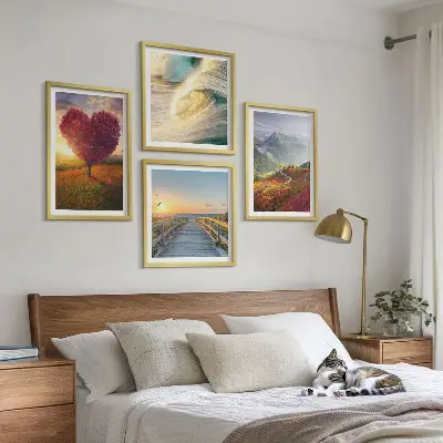 Set van posters met lijst met afbeeldingen van landschappen, bergen, golven, bomen, harten en een pier