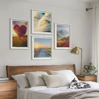 Set van posters met lijst met afbeeldingen van landschappen, bergen, golven, bomen, harten en een pier