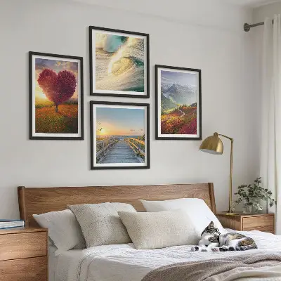 Set van posters met lijst met afbeeldingen van landschappen, bergen, golven, bomen, harten en een pier