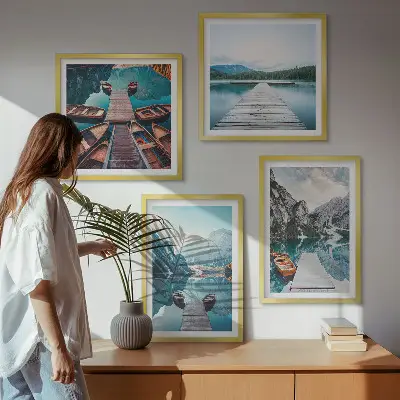 Meerluik in lijst houten steigers en boten op het meer