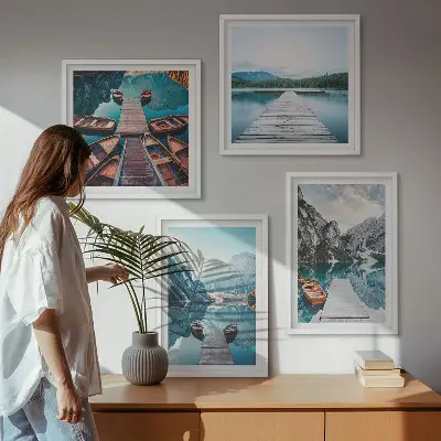 Meerluik in lijst houten steigers en boten op het meer