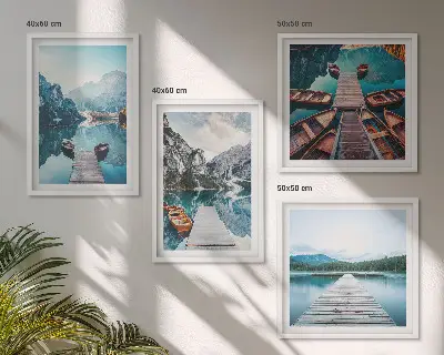 Meerluik in lijst houten steigers en boten op het meer