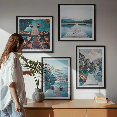 Meerluik in lijst houten steigers en boten op het meer