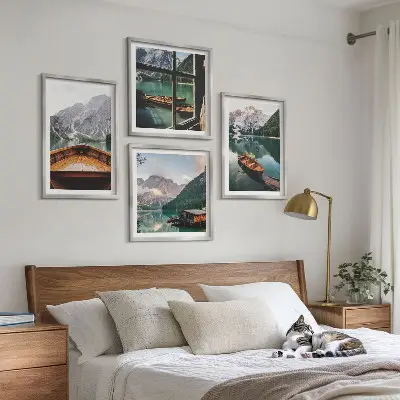 Meerluik in lijst met afbeelding van meer, bergen, boten en een huisje