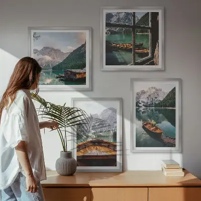 Meerluik in lijst met afbeelding van meer, bergen, boten en een huisje