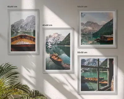 Meerluik in lijst met afbeelding van meer, bergen, boten en een huisje