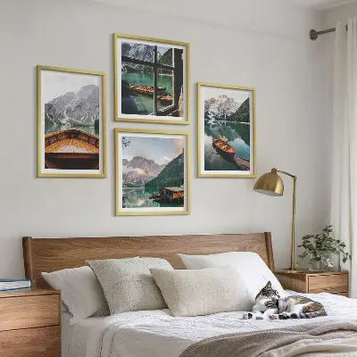 Meerluik in lijst met afbeelding van meer, bergen, boten en een huisje