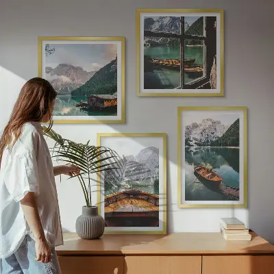 Meerluik in lijst met afbeelding van meer, bergen, boten en een huisje