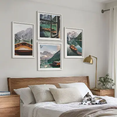 Meerluik in lijst met afbeelding van meer, bergen, boten en een huisje