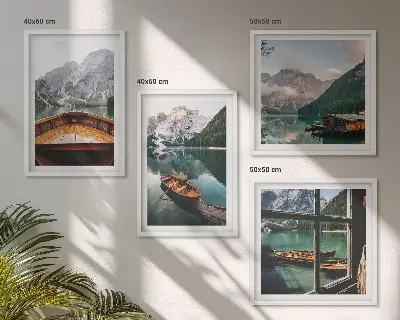 Meerluik in lijst met afbeelding van meer, bergen, boten en een huisje