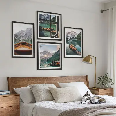 Meerluik in lijst met afbeelding van meer, bergen, boten en een huisje