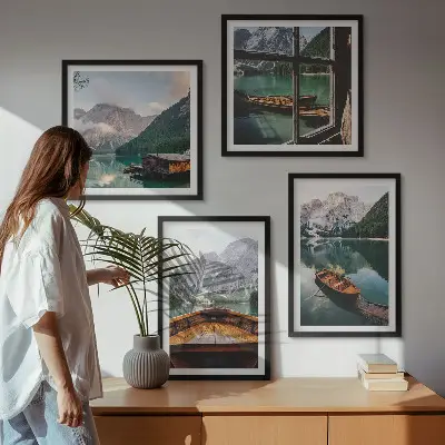 Meerluik in lijst met afbeelding van meer, bergen, boten en een huisje